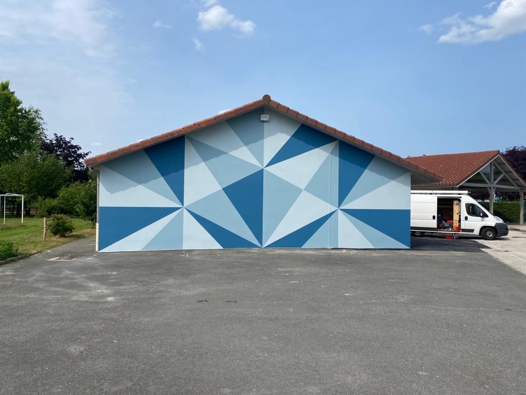 Façade bleu avec motifs triangulaires