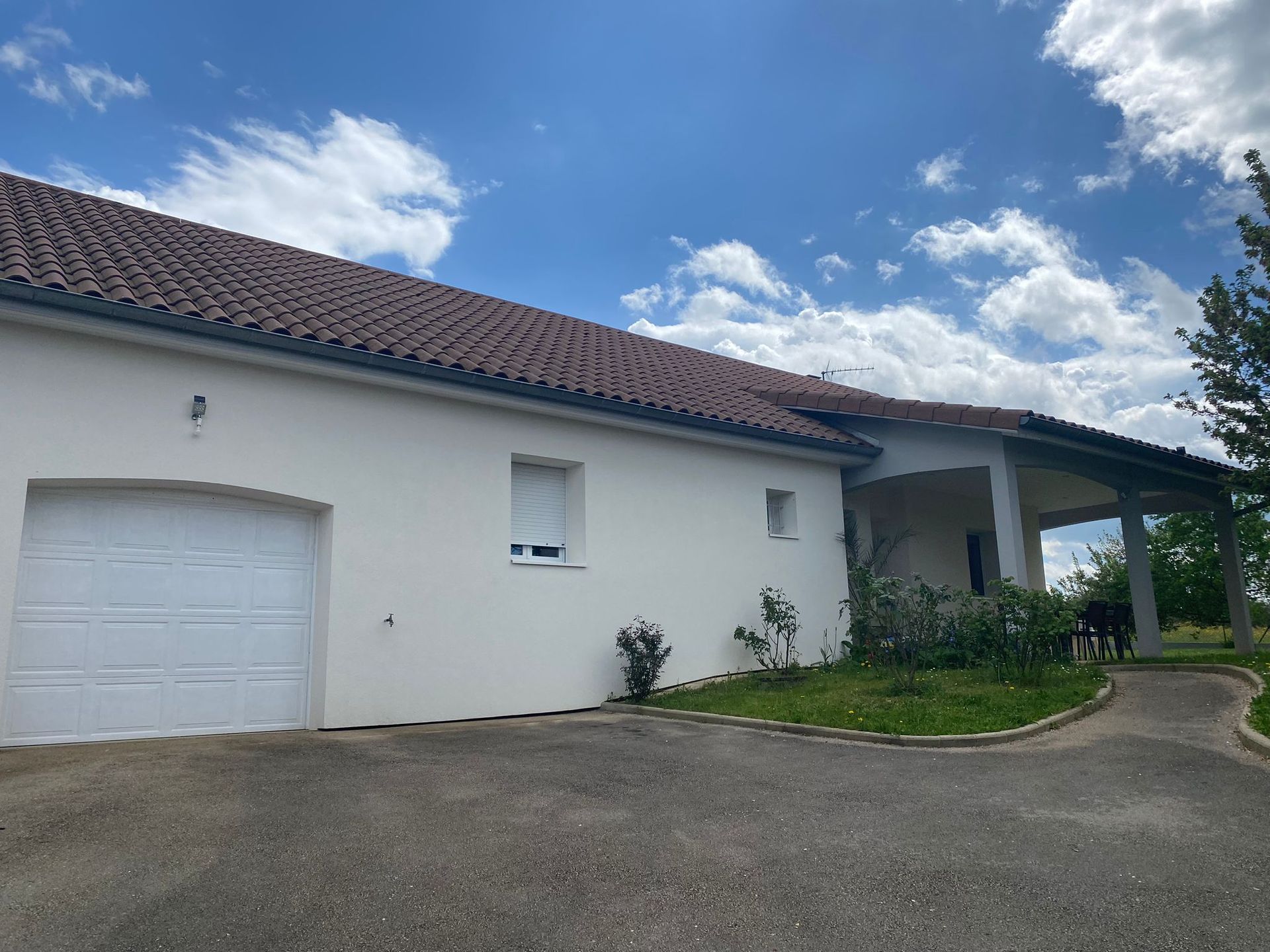 Maison avec crépi blanc