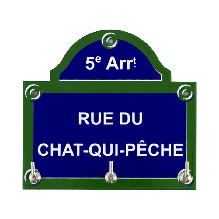Panneau de rue : Rue du Chat-qui-Pêche à Paris, France. Panneau bleu à texte blanc, bordure verte, « 5e Arr » en haut.