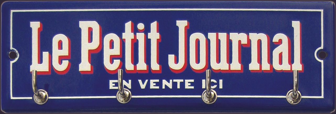 Panneau pour le journal « Le Petit Journal », bleu avec des lettres blanches et rouges, et des crochets pour les clés.