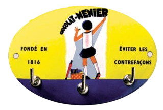 Porte-clés Chocolat Menier jaune et bleu représentant une fille tenant une banderole et des crochets.