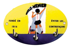 Porte-clés vintage Chocolat Menier ; enfant tenant une banderole, jaune et bleu.