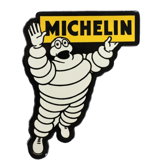 Un bonhomme Michelin tenant une pancarte où l'on peut lire « MICHELIN ».