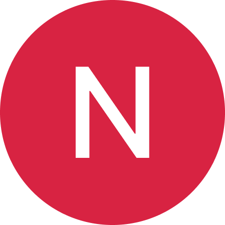 Lettre « N » blanche dans un cercle rouge.