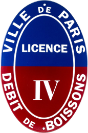 Panneau ovale, bleu et rouge, portant l'inscription « VILLE DE PARIS DÉBIT DE BOISSONS » et « LICENCE IV ».