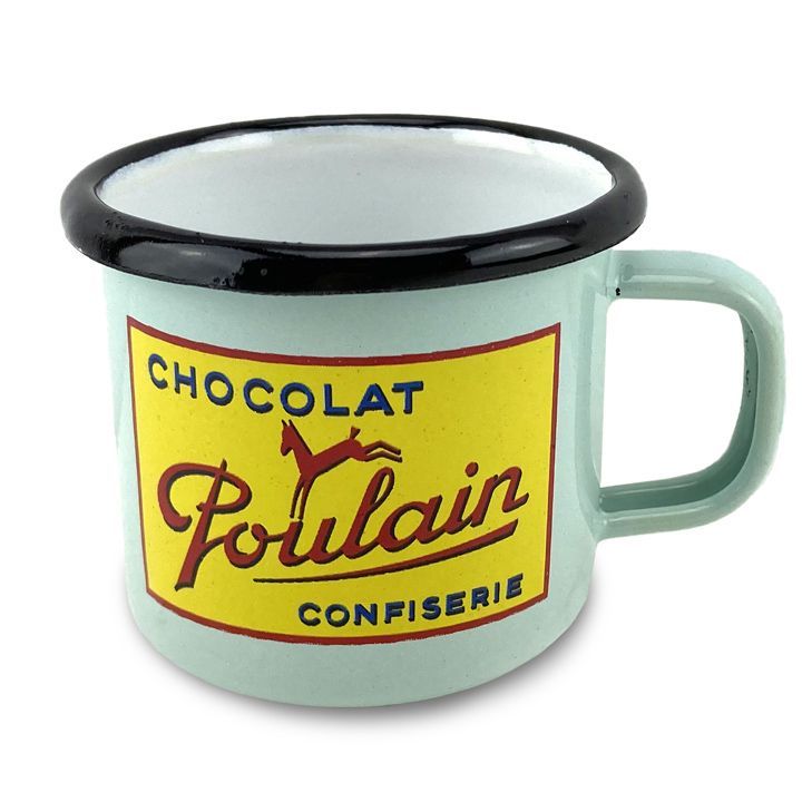 Mug vert pâle avec étiquette « Chocolat Poulain Confiserie », bord et anse noirs.