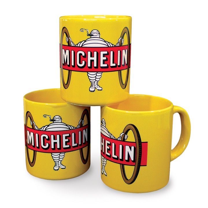 Trois mug jaunes émaillés Michelin ornées du logo du bonhomme Michelin.