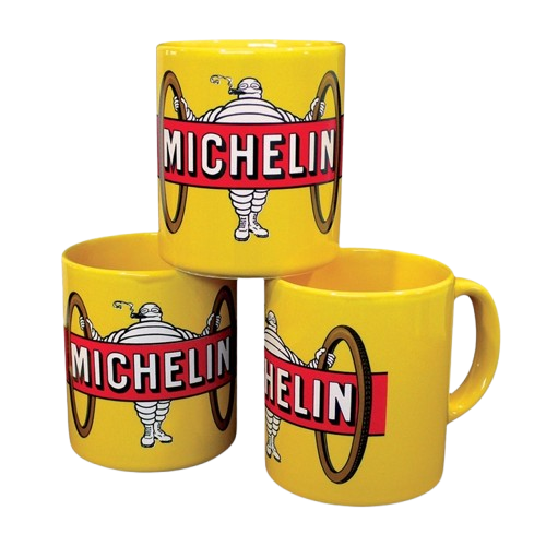 Trois tasses Michelin jaunes empilées, chacune ornée du bonhomme Michelin et du logo.