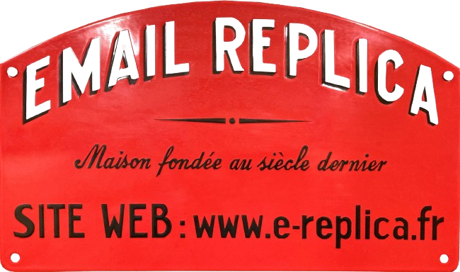 Plaque émaillée rouge : « REPLIQUE D'EMAIL » avec texte en français et adresse du site web.