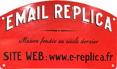 Plaque émaillée rouge : « REPLIQUE D'EMAIL » avec texte en français et adresse du site web.