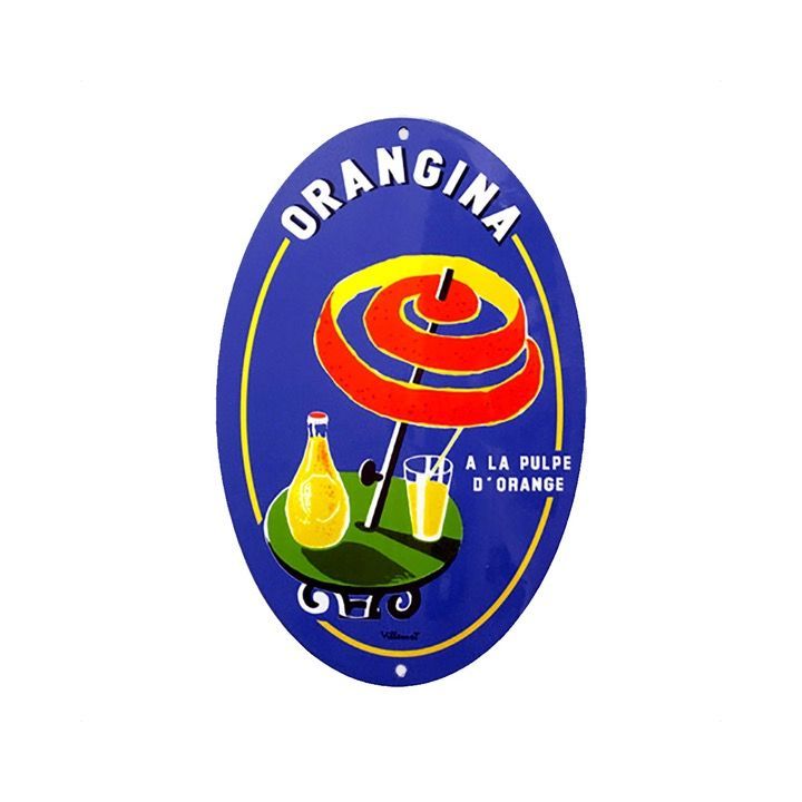 Panneau ovale Orangina avec illustration de bouteille, de verre et de pulpe d'orange sur fond bleu.
