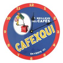 Horloge avec publicité « CAFEXQUI » ; bleue et rouge ; une femme versant des grains de café.