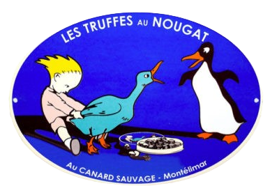 Panneau ovale : Un garçon tire sur la patte d’un oiseau bleu, un pingouin observe. Des truffes sont posées à proximité.