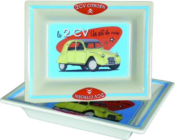 Deux plateaux en céramique ornés d'une image d'une Citroën 2CV jaune sur fond bleu clair, avec des accents rouges et bleus.