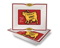 Deux assiettes rectangulaires blanches ornées d'un dessin de vache rouge et jaune et d'un texte.