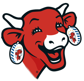 Vache rousse souriante avec des boucles d'oreilles, visage blanc souriant, boucles d'oreilles bleues et blanches.