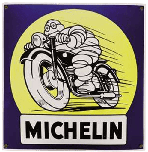 Un bonhomme Michelin à moto, filant à toute allure sur un fond jaune, devant un carré bleu foncé.