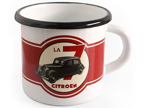 Mug en émail blanc avec bord et anse noirs ; illustration d'une Citroën 7 sur fond rouge.