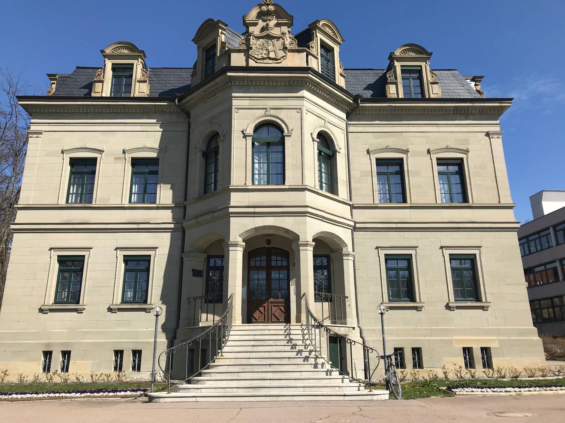 Ein großes Gebäude mit vielen Fenstern und Treppen