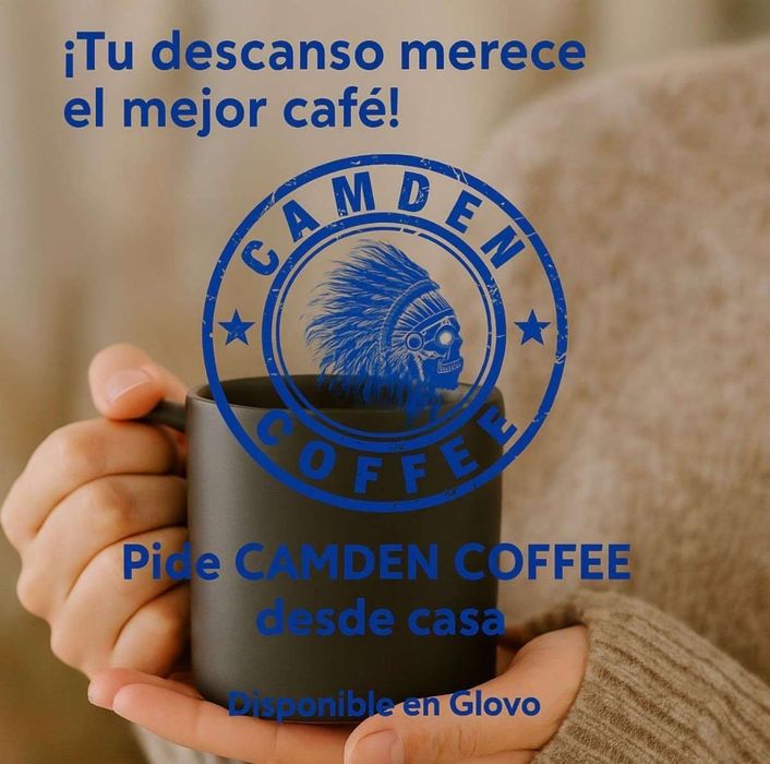 Café con leche en un vaso con la palabra 