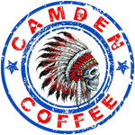 Logotipo para Camden Coffee: calavera con un tocado de plumas, rodeada de texto y estrellas.