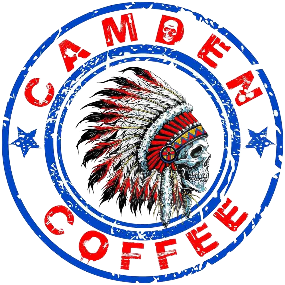 Logotipo para Camden Coffee: calavera con un tocado de plumas, rodeada de texto y estrellas.