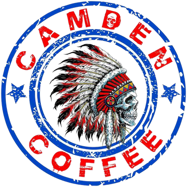 Logotipo para Camden Coffee: calavera con un tocado de plumas, rodeada de texto y estrellas.