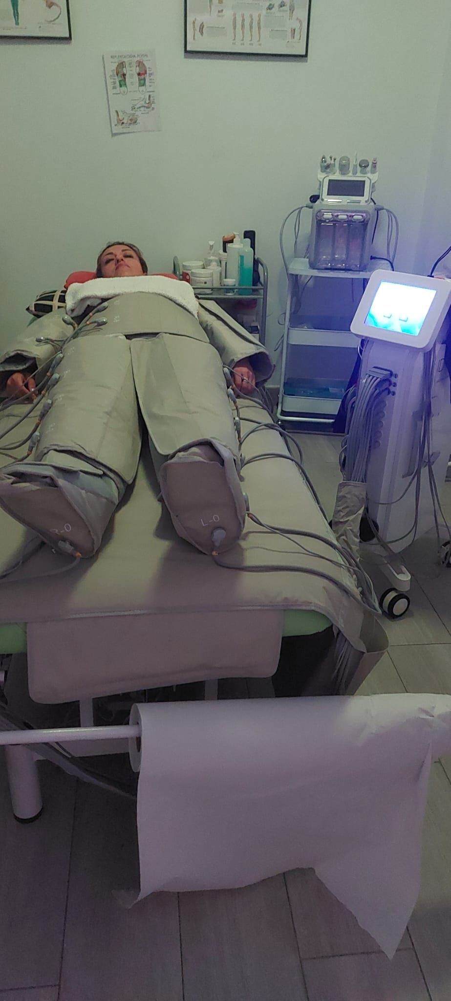 Una persona está acostada en una cama en una habitación con una máquina.