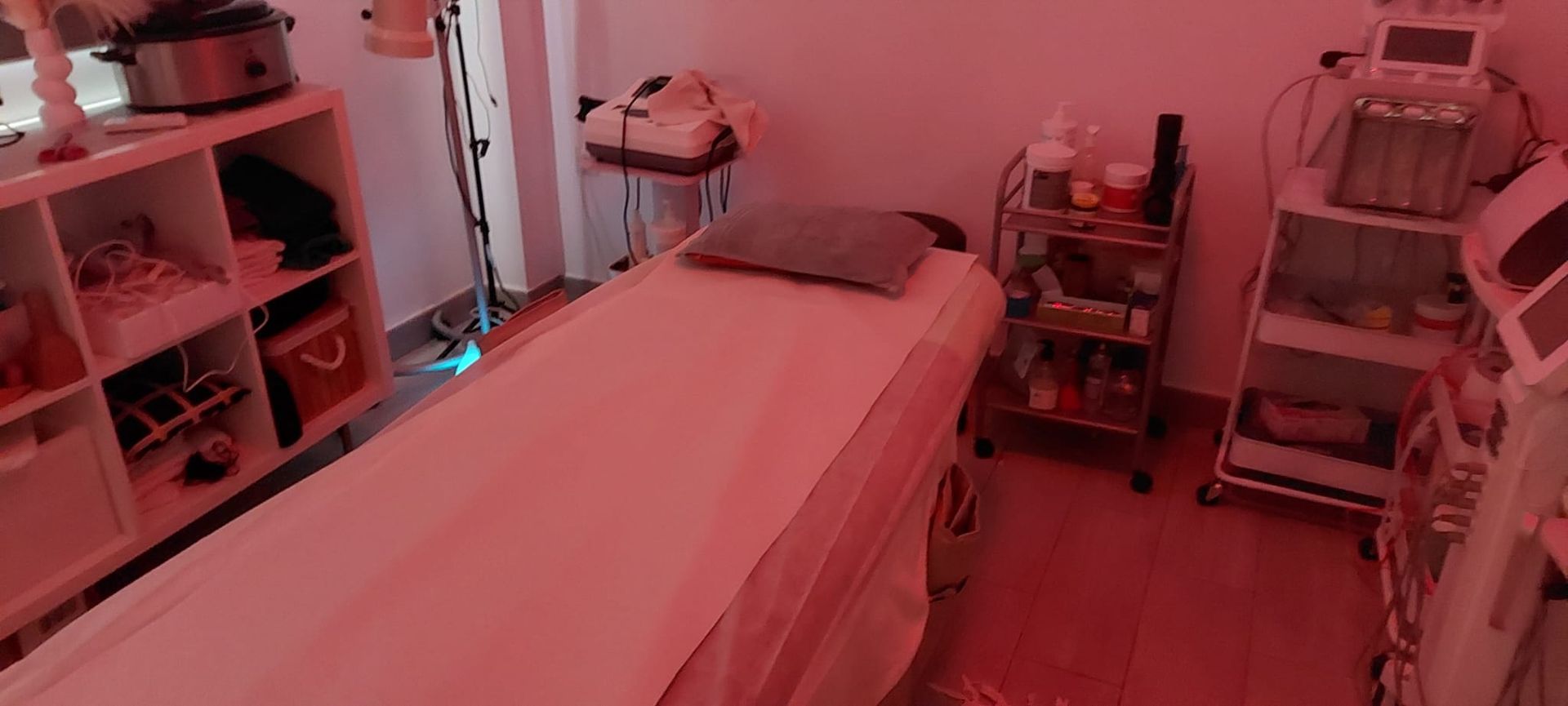 Una habitación con una cama y muchos electrodomésticos.