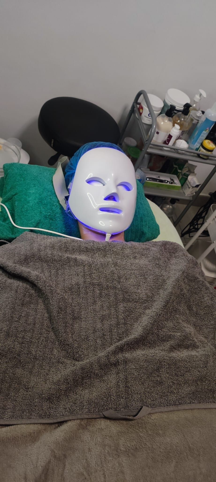 Una persona está acostada en una cama con una máscara en la cara.