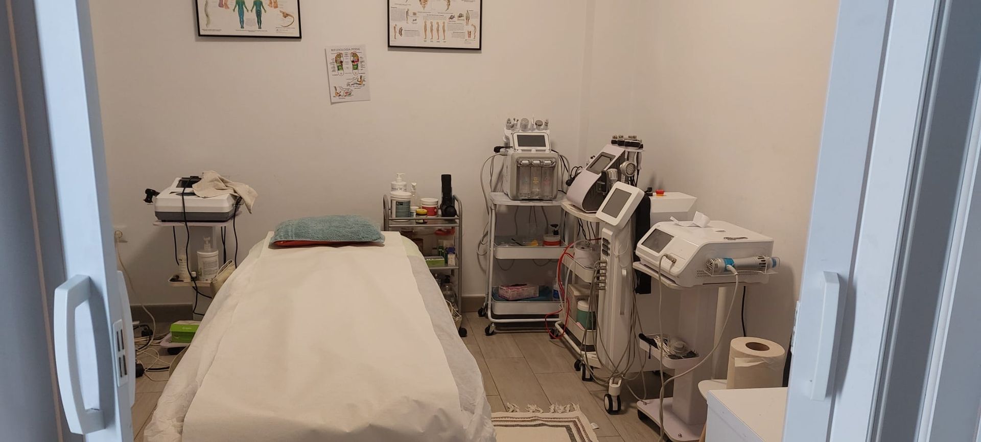 Una habitación con una cama y muchos electrodomésticos.