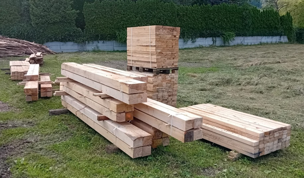 Assi di legno lavorate depositate sull'erba