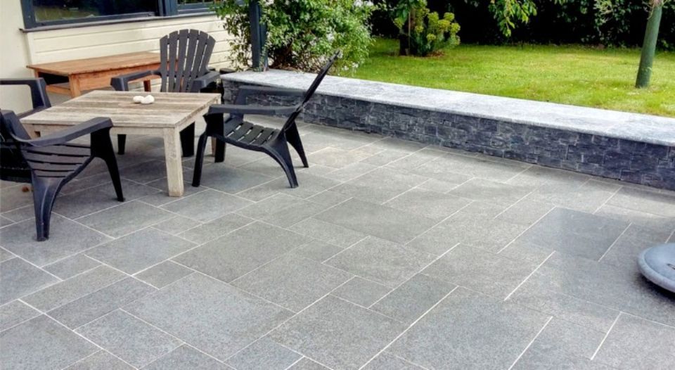 Vue d'une maison avant et après rénovation de la façade