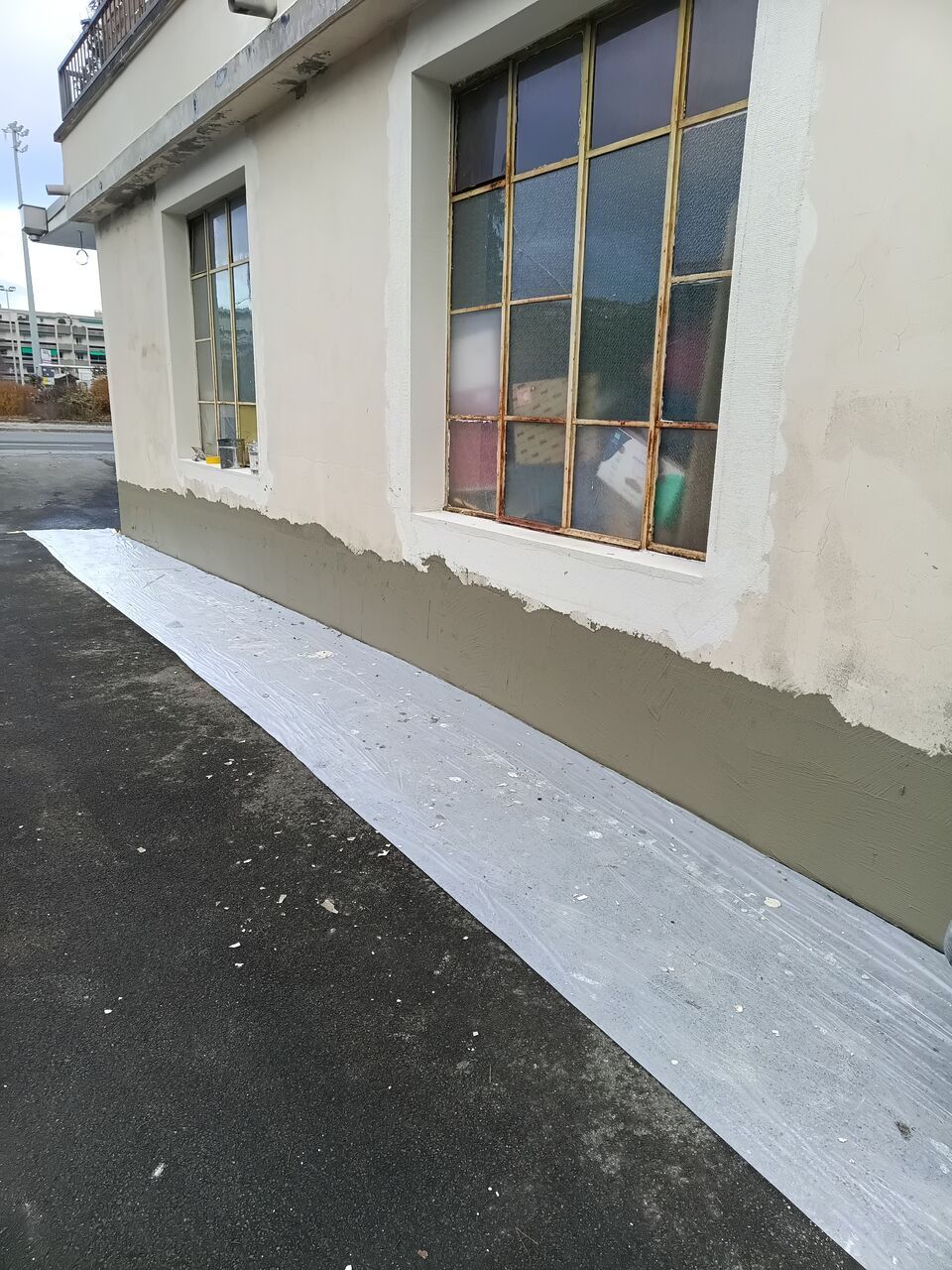 Façade d'un bâtiment en construction.