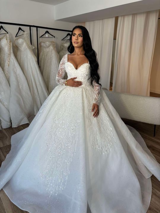 Une mariée en robe de mariée dans la boutique Sayidati.