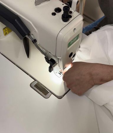 Une personne utilise une machine à coudre Brother