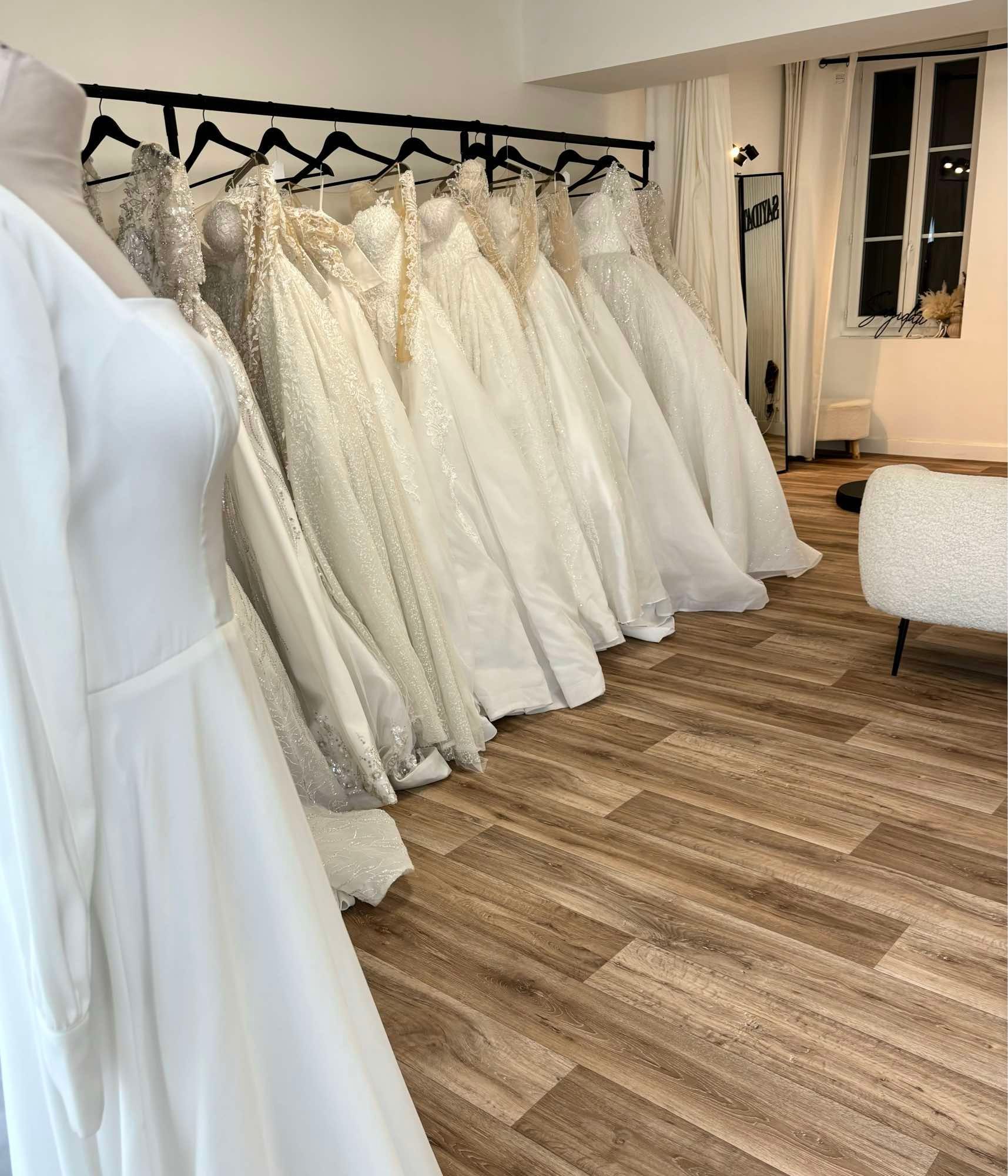 Intérieur de la boutique Sayidati, robes sur portant.