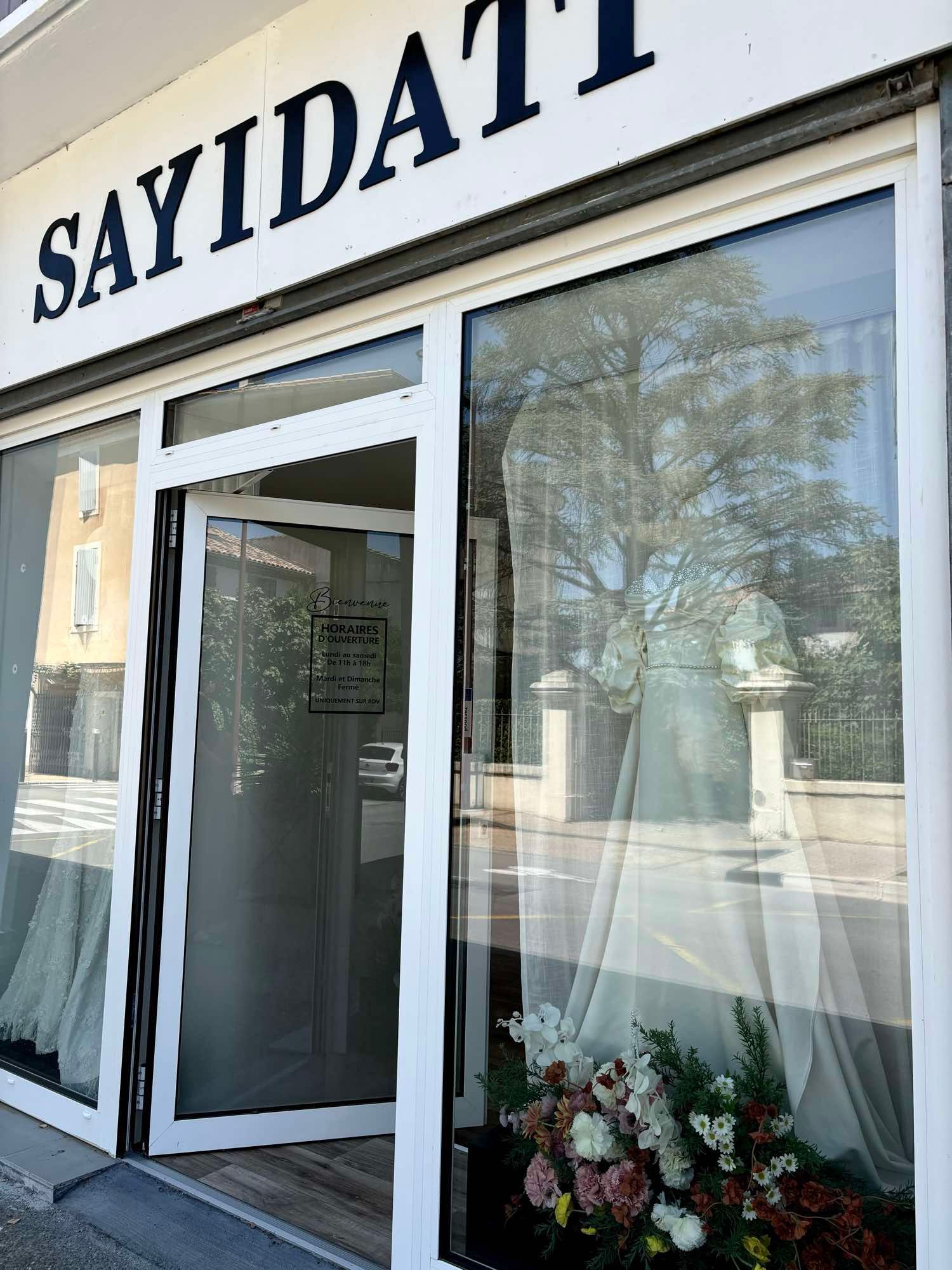 Une devanture de magasin avec un panneau indiquant sayidati