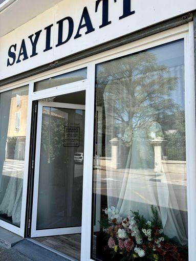 Une devanture de magasin avec un panneau indiquant sayidati