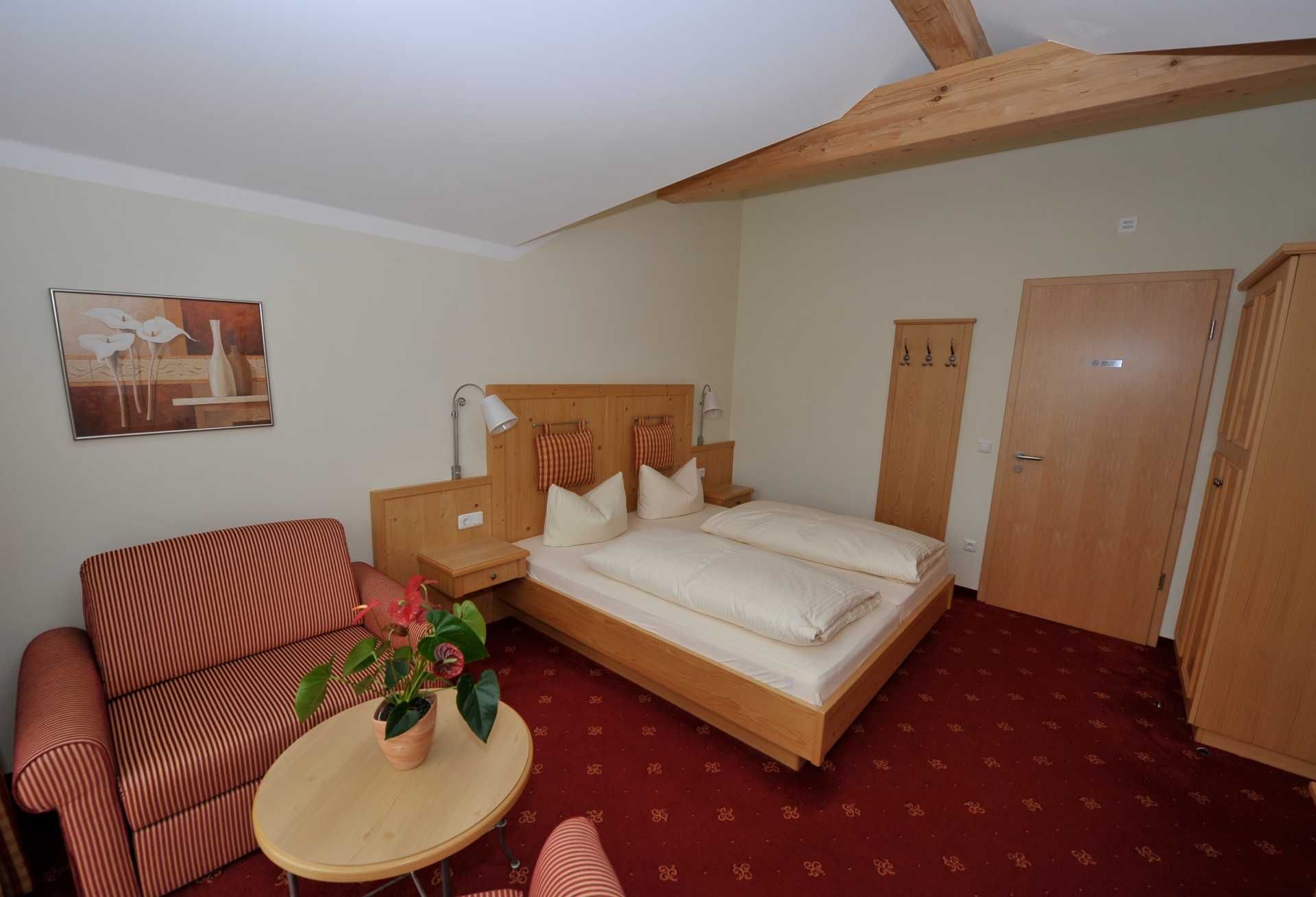 Rustikales Zimmer mit Holzelemente in rot und weiß