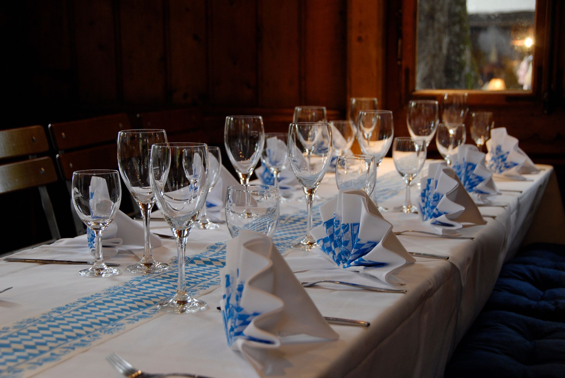 Rustikales Restaurant mit vielen dunklen Holzelementen, Tischgedeck