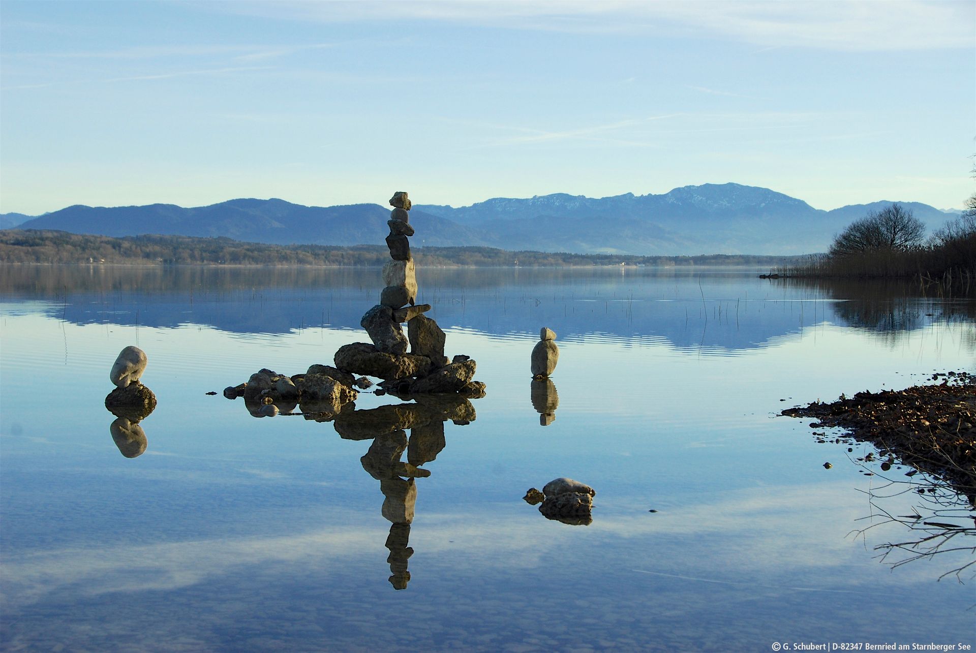 Ein Foto vom Starnberger See mit Bergen im Hintergrund