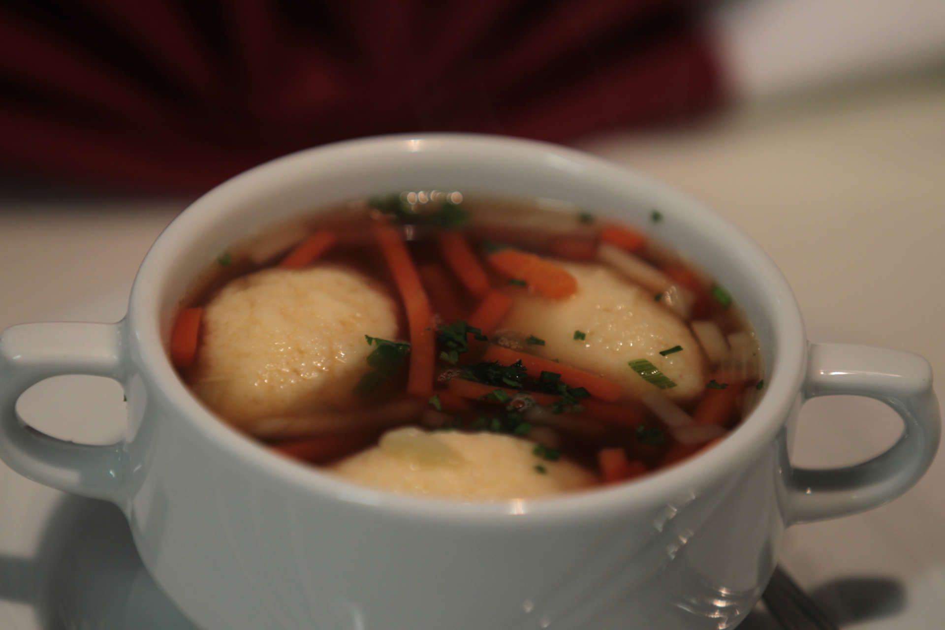 Tasse Suppe mit Knödel und Karotten