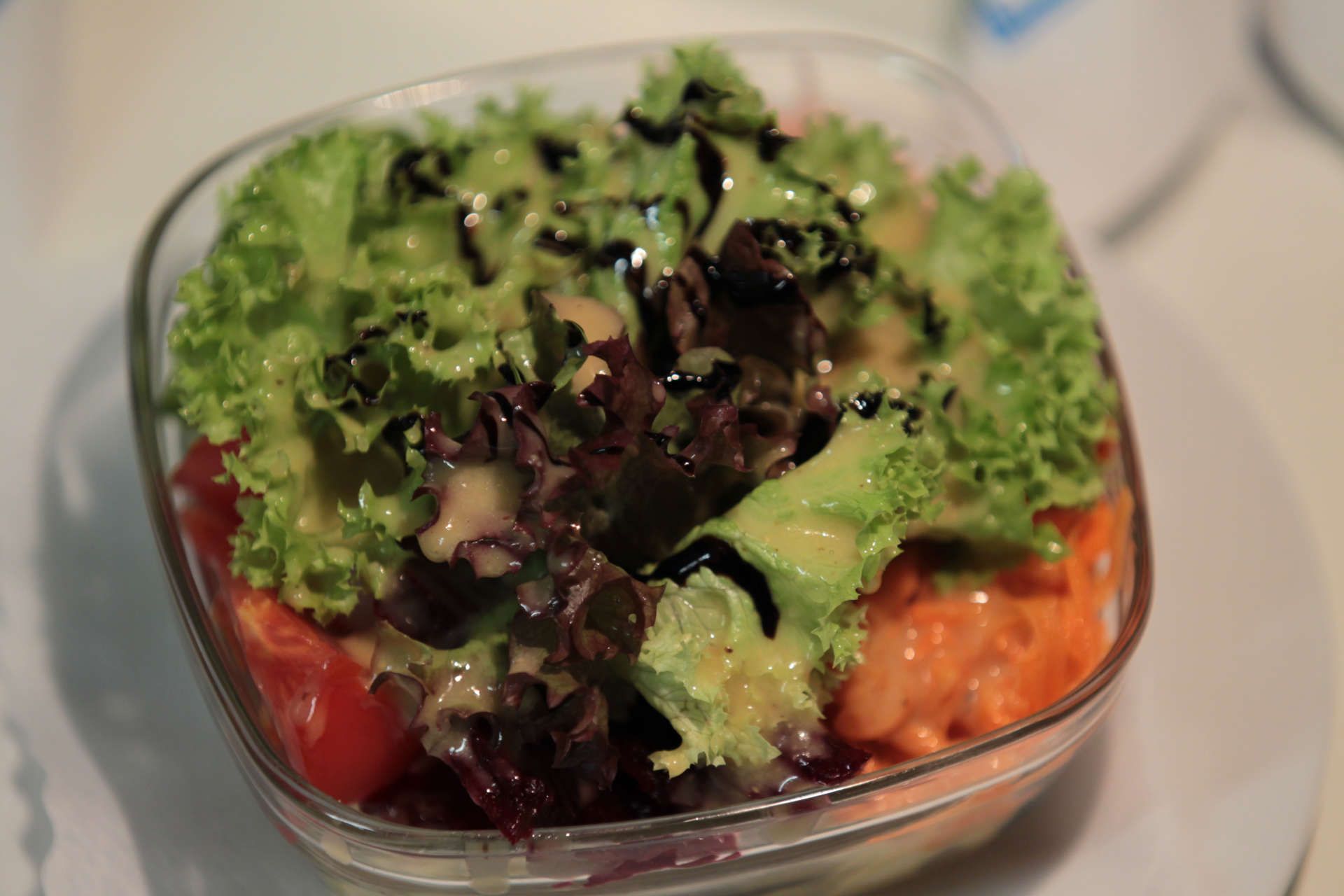 Salat in einer Glasschüssel