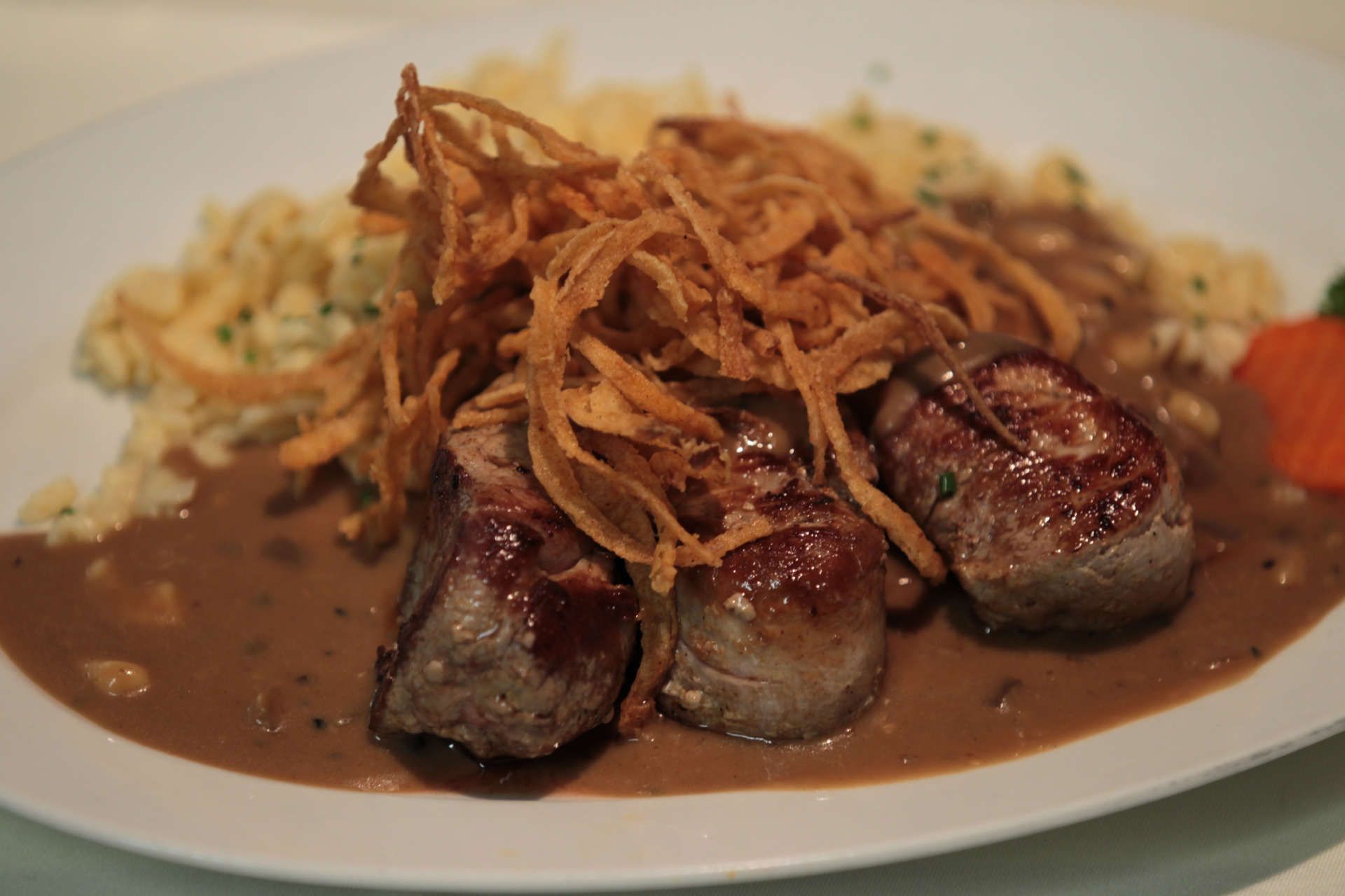 Teller mit Fleisch und Reis