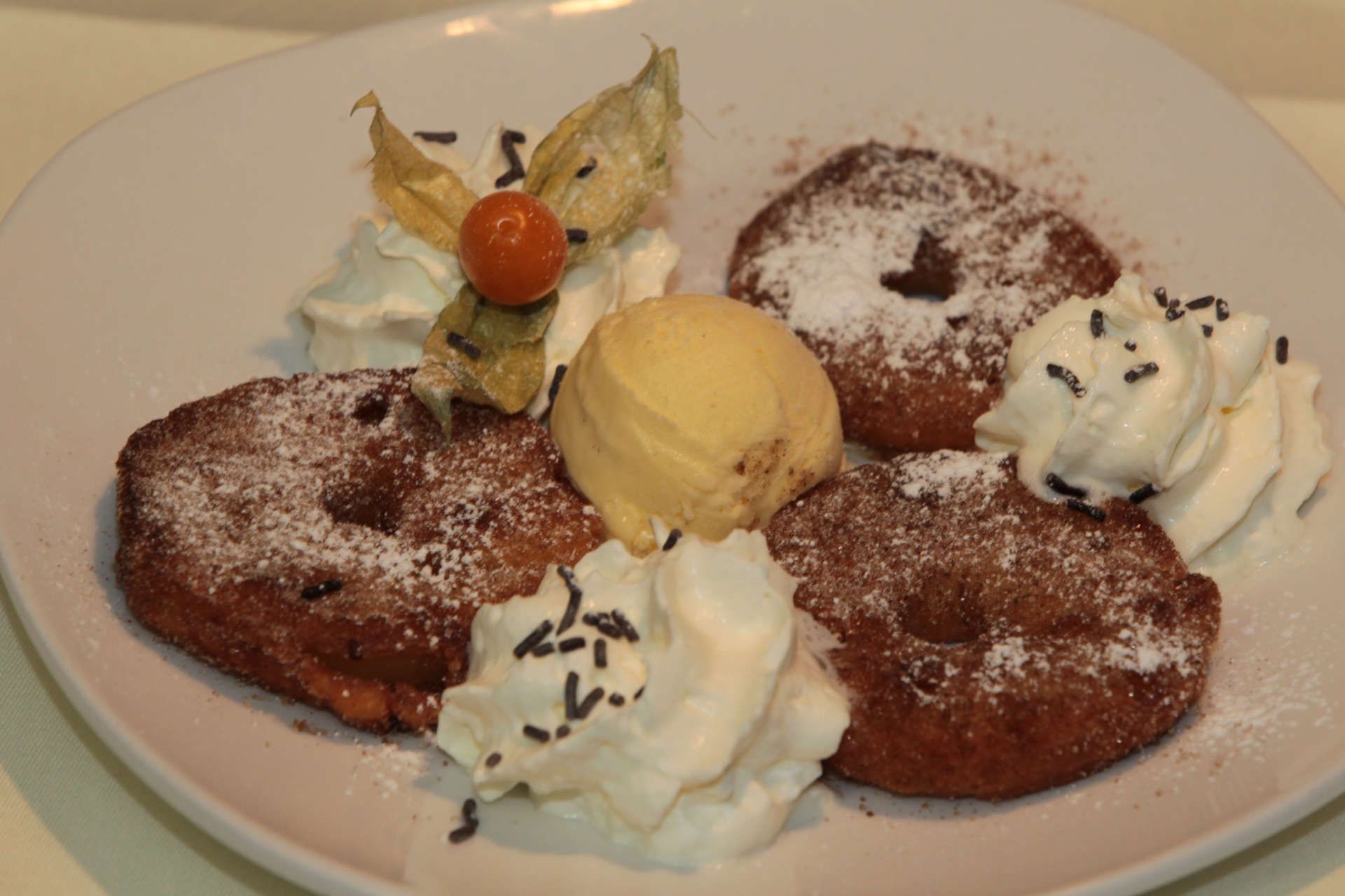 Dessert mit Eis und Schlagsahne