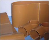 Accesorios para tuberías de PVC de color marrón, incluidos codos y segmentos de tubería.