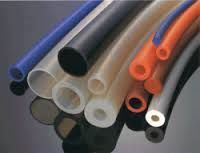 Tubos flexibles de colores surtidos, de distintos tamaños, dispuestos juntos.