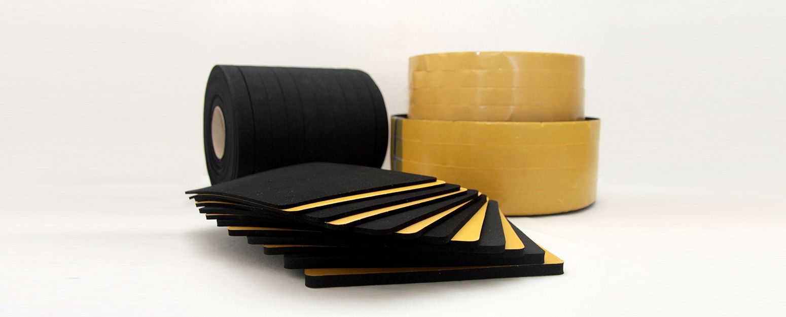 Almohadillas de espuma texturizada en forma de diamante negro dispuestas en diagonal sobre una superficie oscura.