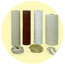 Rollos de materiales aislantes de color marrón y blanco con bobinas de cuerda.